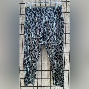 LedEnd Active cropped leggings two pocket women’s size large